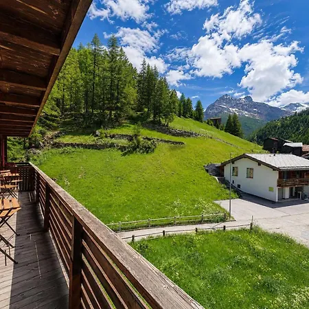 Comfortable With Balcony And Panoramic View Saas-Grund